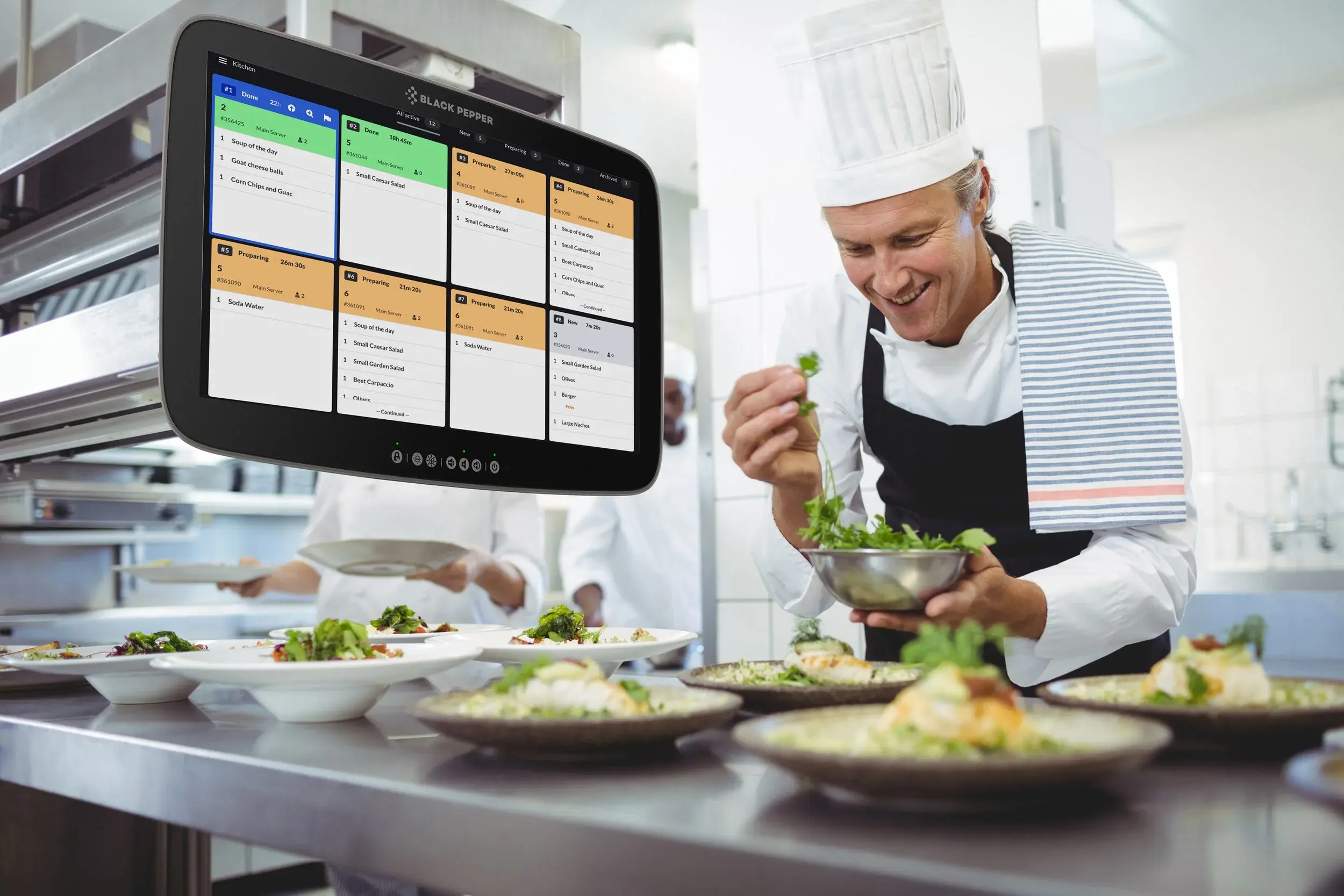 Chef al pass comande in cucina